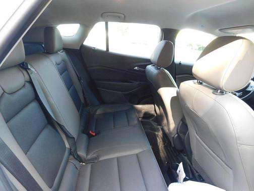 Summit White 2025 Chevrolet Trax FWD ACTIV