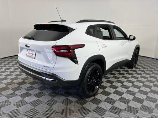 Summit White 2025 Chevrolet Trax FWD ACTIV