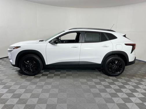 Summit White 2025 Chevrolet Trax FWD ACTIV
