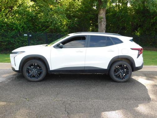 Summit White 2025 Chevrolet Trax FWD ACTIV