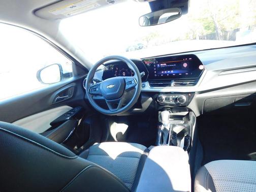 Summit White 2025 Chevrolet Trax LT