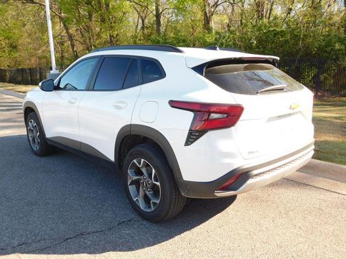 Summit White 2025 Chevrolet Trax LT