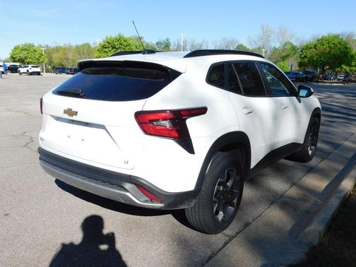 Summit White 2025 Chevrolet Trax LT