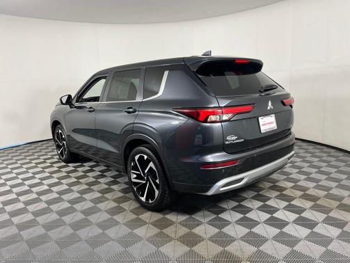 Graphite Gray 2024 Mitsubishi Outlander SE 2.5 S-AWC