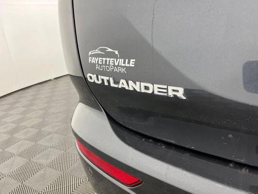Graphite Gray 2024 Mitsubishi Outlander SE 2.5 S-AWC