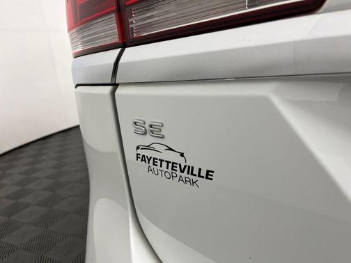 Pure White 2022 Volkswagen Atlas 2.0T SE