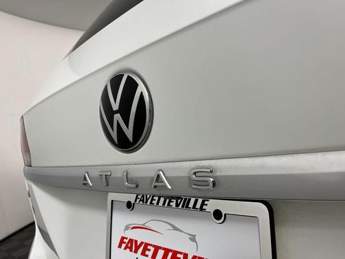 Pure White 2022 Volkswagen Atlas 2.0T SE