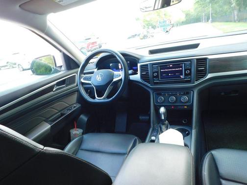 Pure White 2022 Volkswagen Atlas 2.0T SE