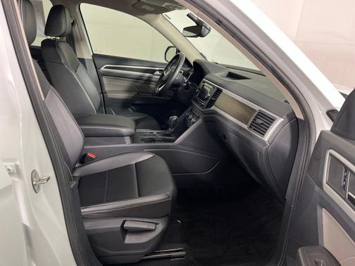 Pure White 2022 Volkswagen Atlas 2.0T SE