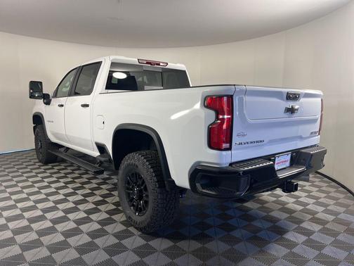 Summit White 2026 Chevrolet Silverado 2500 Crew Cab, Standard Bed, XR2, 4WD