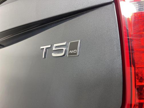 2022 Volvo XC90 T5 Momentum