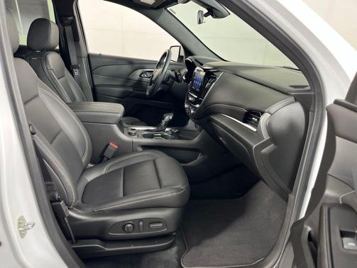 Summit White 2023 Chevrolet Traverse LT Leather