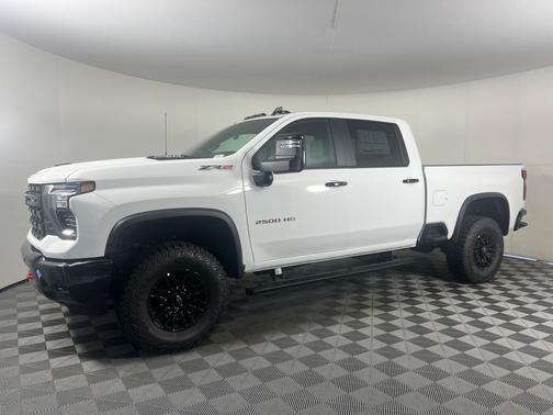 Summit White 2026 Chevrolet Silverado 2500 Crew Cab, Standard Bed, XR2, 4WD