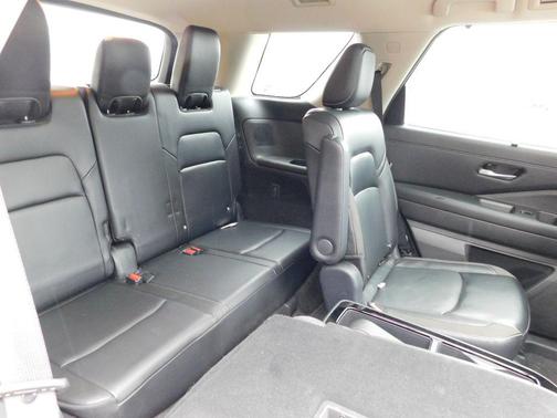 2023 Nissan Pathfinder SL 4WD