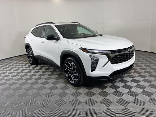 Summit White 2026 Chevrolet Trax FWD 2RS