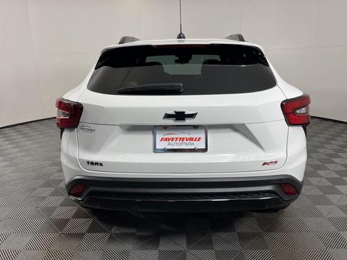 Summit White 2026 Chevrolet Trax FWD 2RS