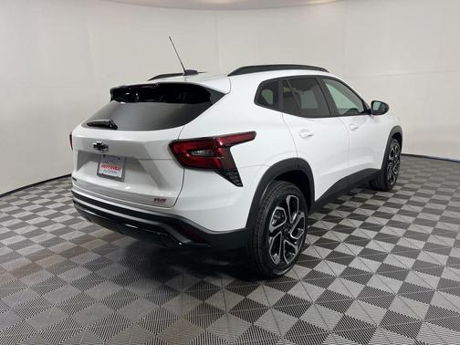 Summit White 2026 Chevrolet Trax FWD 2RS