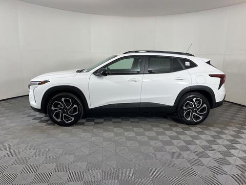 Summit White 2026 Chevrolet Trax FWD 2RS