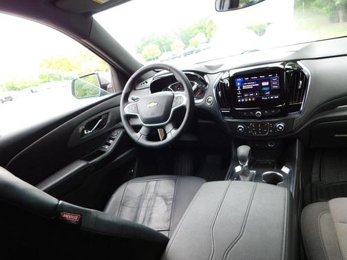 Sterling Gray Metallic 2023 Chevrolet Traverse LT