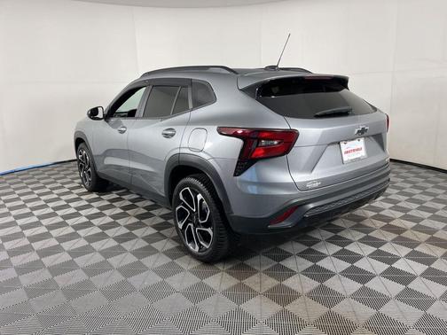 Sterling Gray Metallic 2025 Chevrolet Trax FWD 2RS