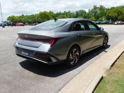 Fluid Metal 2025 Hyundai ELANTRA SEL