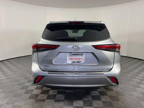 Celestial Silver Metallic 2022 Toyota Highlander Platinum