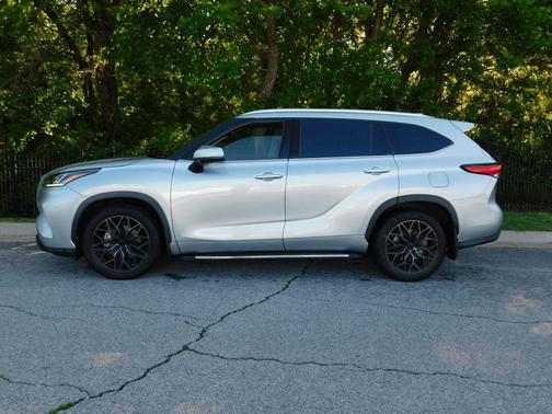Celestial Silver Metallic 2022 Toyota Highlander Platinum