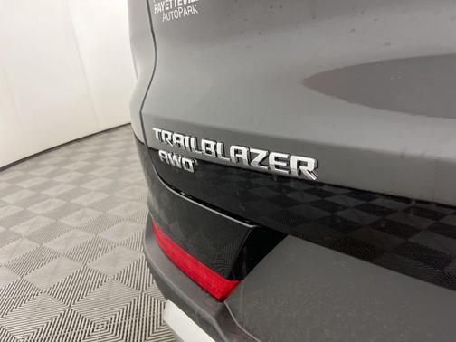 Mosaic Black Metallic 2026 Chevrolet Trailblazer LT