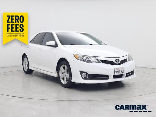 White 2014 Toyota Camry SE