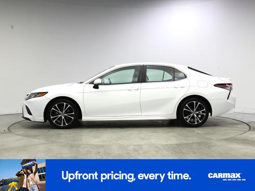 White 2018 Toyota Camry SE