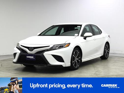 White 2018 Toyota Camry SE