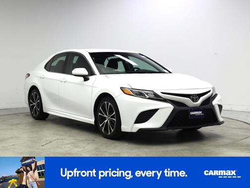 White 2018 Toyota Camry SE