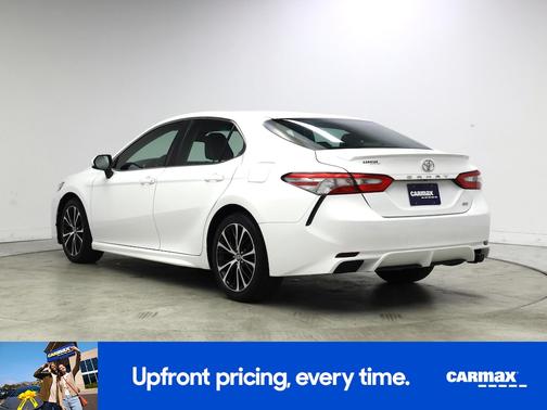 White 2018 Toyota Camry SE