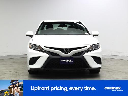 White 2018 Toyota Camry SE