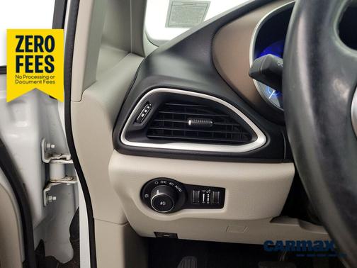 White 2018 Chrysler Pacifica Touring L
