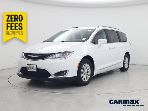 White 2018 Chrysler Pacifica Touring L