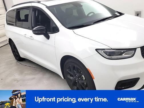 White 2025 Chrysler Pacifica Limited