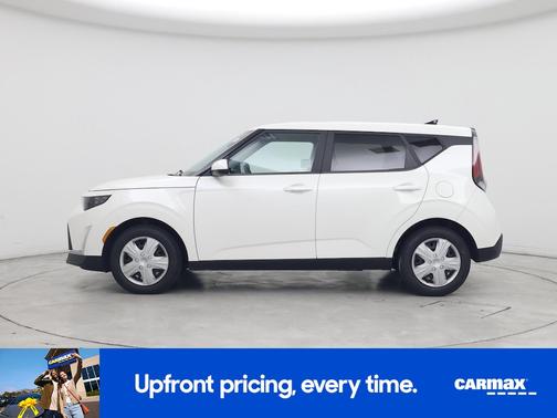 White 2023 Kia Soul LX