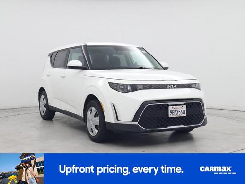 White 2023 Kia Soul LX