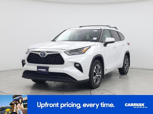 White 2023 Toyota Highlander Hybrid XLE