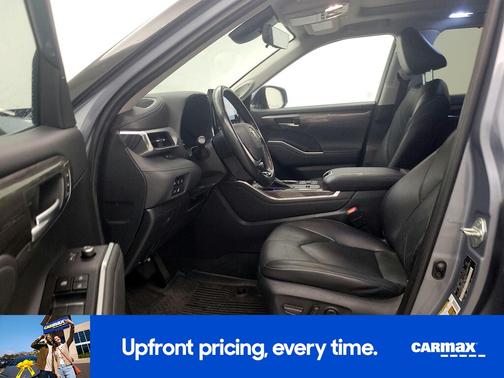 White 2023 Toyota Highlander Hybrid Platinum