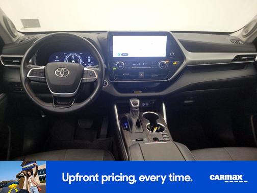 White 2023 Toyota Highlander Hybrid Platinum