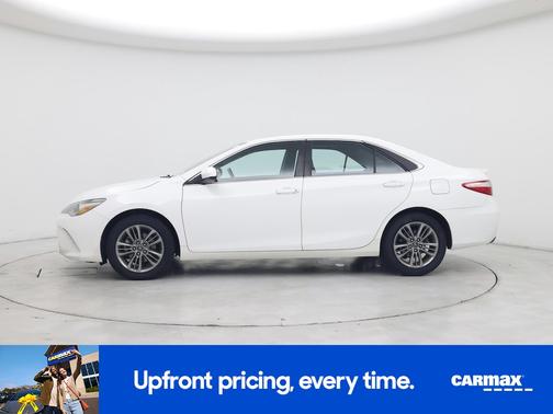 White 2017 Toyota Camry SE