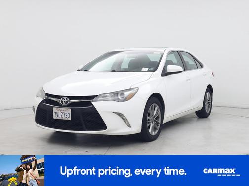 White 2017 Toyota Camry SE