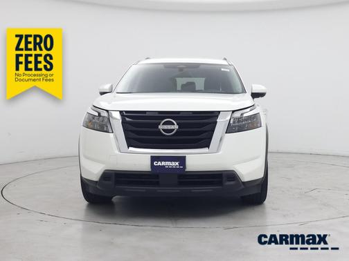 White 2024 Nissan Pathfinder SV