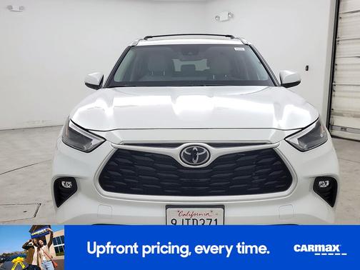 White 2023 Toyota Highlander XLE