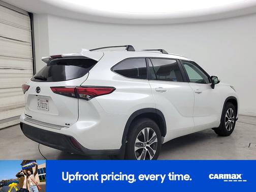 White 2023 Toyota Highlander XLE