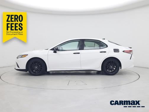 White 2019 Toyota Camry SE