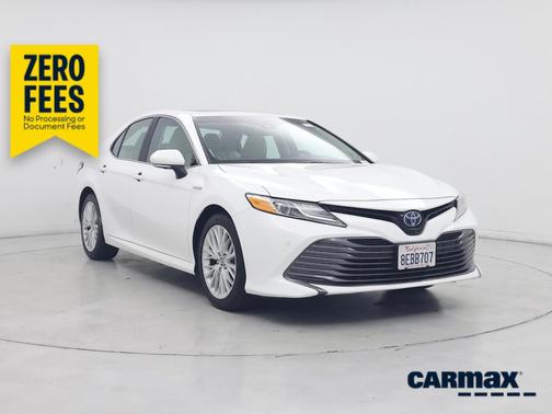 White 2018 Toyota Camry Hybrid XLE