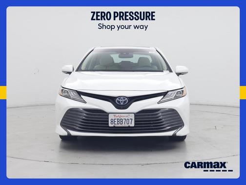 White 2018 Toyota Camry Hybrid XLE